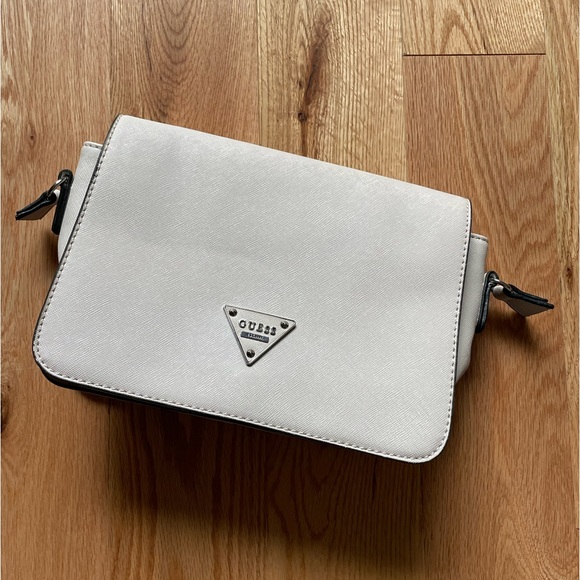 Guess Handbags - GUESS || Beige Clutch